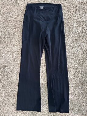 Women's flare yoga pants with V-crossover front and side pockets black size L